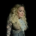 Madona se srušila sa stolice na koncertu: Snimak oborio mreže, a evo šta je kraljica popa uradila nakon tog peha (video)