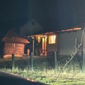 Ovo je kuća u kojoj su pronađeni mrtvi brat i sestra: Prve slike sa lica mesta porodične tragedije kod Gornjeg Milanovca…