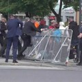 Trenutak kada je slovački premijer ranjen! Fico pao na ogradu, obezbeđenje odmah skočilo na napadača