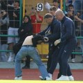 Pogledajte kako je izgledalo hapšenje navijača koji je prekinuo trening Srbije! Policija ga je jedva savladala! Foto