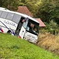 Autobus se prevrnuo i sleteo sa puta: Dramatična slika na izlazu iz Valjeva (Foto)