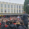 Protest pristalica opozicije ispred skupštine RS zbog manje novca za Banjaluku i Bijeljinu