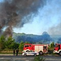 Kod Košutnjaka izgorela tri teretna vagona: Sumnja se da je požar podmetnut