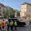 Žena preminula posle nesreće u štutgartu: "Mercedes" je pokosio kada je uleteo u masu na pešačkom prelazu: Među…