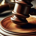 Srbin kažnjen zbog majice sa natpisom "Ne damo vam zemlju cara Dušana"