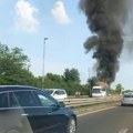Autobus u plamenu, gusti crni dim se širi nebom! Požar na auto-putu na ulasku u Beogradu (video)