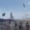 Tornado nosi sve pred sobom: Jeziv snimak sa plaže u Italiji - turisti beže u panici (video)