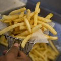 Pomfrit naplaćuju kao jaja prepelice: Kod njih tri porcije kao ručak - Skuplje na bazenu, nego u restoranima!