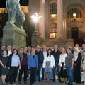 Ministri u Vladi i poslanici SNS ispred Skupštine sa pristalicama i građanima