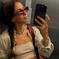 (Foto): Naša glumica opalila selfi u topiću bez brushaltera: Trbušnjaci na stomaku se ocrtavaju, a dole obukla farmerke koje…