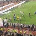 Grobari gađali Vladana Milojevića flašom na kraju večitog derbija u Humskoj, sočno ga izvređali