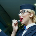 Šokantne ljubavne afere i smrt u avionu Stjuardesa otkrila mračne tajne kabinskog osoblja - jedan trenutak joj je promenio…