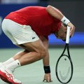 (VIDEO) Novak jedva hoda, ali ovakvu brejk loptu je spasao!