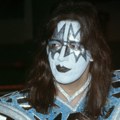 Umro Ejs Frejli, legendarni gitarista i osnivač benda KISS