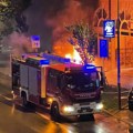 Nepoznate osobe zapalile "smart" na Novom Beogradu: Dovezli se električnim trotinetom pa podmetnuli požar!