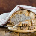 Bez mešenja i dodatnih komplikacija: Recept za domaći hleb koji uspeva čak i početnicima!