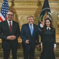 Da li se Vučić zaista slikao sa kartonskim Trampom: Predsednik Rumunije izričit da su fotografije autentične