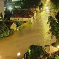 Poplavljeno više saobraćajnica u Nišu: Najalarmantnija situacija u Zetskoj ulici, voda pola metra foto