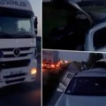 Delovi rasuti po putu Stao na Pupinovom mostu da zameni gumu, šleper ga razneo u punoj brzini (video)