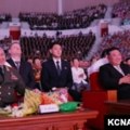Ruski i kineski zvaničnici sa Kim Džong Unom na vojnoj paradi Sjeverne Koreje