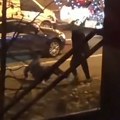 Jezive scene na ulici u Novom Sadu: Muškarac pesnicama udara čoveka, svemu prethodila svađa u saobraćaju VIDEO