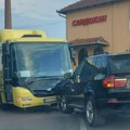 Sudar autobusa i automobila u blizini gradske autobuske stanice