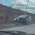 Jeziva saobraćajna nesreća u Moštanici: Automobili od siline udarca zavšili u jarku, policija na licu mesta (video)