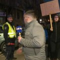 Performansi u Nišu, policajac pištaljkom pozdravio učesnike protesta (VIDEO)