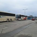 VIDEO: U Novom Sadu veliki broj autobusa za prevoz na miting SNS-a u Sremskoj Mitrovici