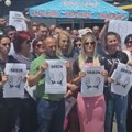 Veliki broj okupljenih Srba na protestu u Leposaviću traži da se oslobode svi uhapšeni Srbi