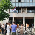 FOTO Građani ispred Prekršajnog suda u Novom Sadu: Asistent Akademije pušten, pogrešno identifikovan
