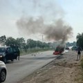 Vozilo gori nasred puta, ima povređenih! Teška saobraćajna nesreća kod Šapca: Saobraćaj se preusmerava na sporedne puteve…