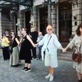 Zaposleni u Narodnom pozorišu i kolege iz drugih teatara uhvatili se za ruke i zagrlili Narodno