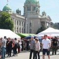 NUNS: Nadležni da pronađu osobe koje su napale novinarku Foneta ispred Skupštine Srbije