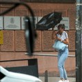 Na ženu se obrušila limena ploča, čovek pao sa krova! 5 osoba povređeno u nevremenu koje kosi Beograd