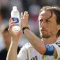 Sve je gotovo, Luka Modrić potpisao u društvu Zlatana Ibrahimovića!