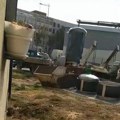 Specijalizovani kamion za pražnjenje podzemnih kontejnera stigao u Leskovac, još da nauče da ga koriste – VIDEO