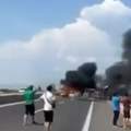 (Video) Ljudi vrištali dok su živi goreli u autu! Stravičan udes u Grčkoj: Blokiran auto-put, više od 20 vatrogasaca na terenu…