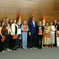 Vučić uručuje ugovore o radu zdravstvenim radnicima iz dijaspore koji se vraćaju u Srbiju
