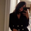 Bivšem prepisala vilu na dedinju, danas ima milione: Fatalna brineta u miniću zapalila mreže: "Majko mila, kako izgledaš"