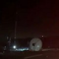 (Video) Prevrnuo se kamion sa cisternom na: Auto-putu kod novog sada Nastao potpuni haos, stvaraju se velike gužve: Probio…