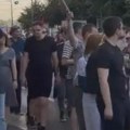 Studenti koji su hapšeni na protestu zbog izraelske fabrike dronova zadobili i povrede: “Policija obavlja posao na ulici…