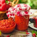 Domaća ljutenica po proverenom receptu: Pikantni ukus leta u tegli