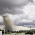 Tornado razorio selo u Francuskoj: Desetine povređenih, oštećeno 300 kuća, snimci su zastrašujući!