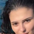 Skinula se ćerka Jane Todorović! Kristina Džulijen se snima u kupaćem sa prorezima kod grudi i zavodljivo pozira (video)
