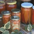 Banana i kivi u zimnici? Od egzotičnog voća do krastavaca sa kurkumom, šta sve ljudi danas ostavljaju u teglama za zimu
