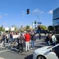 Građani Novog Sada odali poštu nastradalima na Železničkoj stanici: Učenici Jovine gimnazije u tišini pored policijskog kordona…