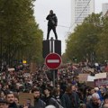Dopisnik Newsmax Balkans iz Pariza: Demonstranti bacali staklene flaše, policija odgovorila vodenim topom