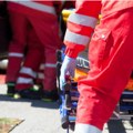 Saobraćajka kod Živkova, vatrogasci izvlače povređenu osobu iz vozila