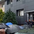 Pokušao da uđe u zgradu, pa odustao: Građani Leposavića zvižducima dočekali zamenika ministra za zajednice i povratak…
